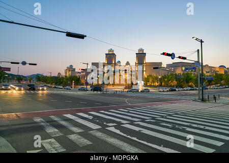 BUSAN, COREA DEL SUD - 25 Maggio 2017: Lotte Mall in Busan al crepuscolo. Foto Stock