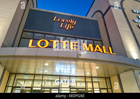 BUSAN, COREA DEL SUD - 25 Maggio 2017: Lotte Mall in Busan al crepuscolo. Foto Stock