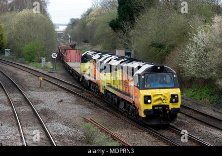 Due Cole classe rampa 70 locomotive diesel tirando un treno merci a acqua Orton, Warwickshire, Inghilterra, Regno Unito Foto Stock