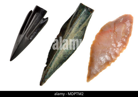 Arrowhead sviluppo. Neolitico (a destra - la pietra focaia), antico romano (centro -In bronzo) e Scita (sinistra - bronzo, c600-300BC) Foto Stock