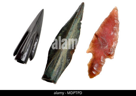 Arrowhead sviluppo. Neolitico (a destra - la pietra focaia), antico romano (centro -In bronzo) e Scita (sinistra - bronzo, c600-300BC) Foto Stock