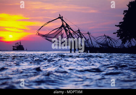 Kochi, India; cinese reti da pesca. Foto Stock