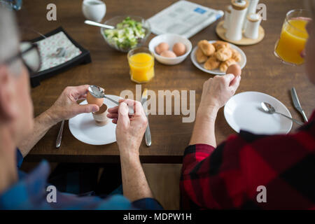 Indietro ritratto di senior persone mangiare insieme per la prima colazione Foto Stock