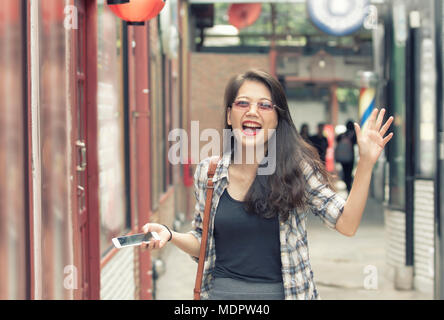 Asian giovane donna allegra camminando sulla zona commerciale di felicità emozione Foto Stock