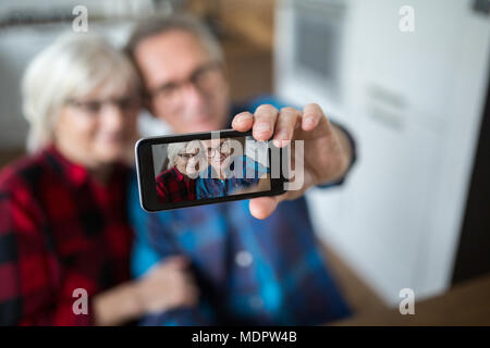 Ritratto di coppia senior tenendo selfie da mobile Foto Stock