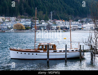 Vista del Ketch Yvalda, ormeggiata in Queenstown Bay, preso dal Queenstown Giardini Botanici, Queenstown, Isola del Sud, Nuova Zelanda Foto Stock