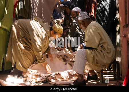 Marrakech, il mercato della pelle nella medina. Foto Stock