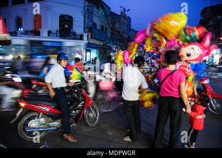 Hanoi, Vietnam; uomo vendita di palloncini in Hang Dao Foto Stock