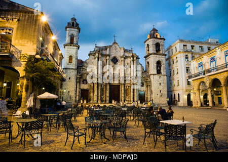 L'Avana, Cuba; Plaza de la Catedral a crepuscolo (avana piazza della cattedrale) Foto Stock