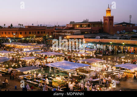 Marrakech, Marocco; vista la Djemaa el Fna al tramonto. Foto Stock