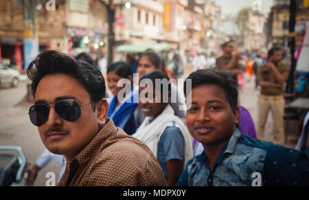 Varanasi / India - Marzo 05, 2018. Un giovane uomo sulla sua moterbike fermato per avere la sua foto scattata quindi accelerato disattivata. Foto Stock