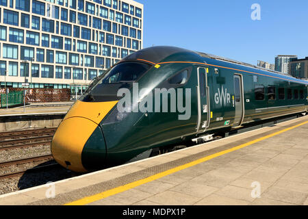 Primo grande Western treni di classe Hitachi 800 800034 nuovo Diesel electric treno super express a Cardiff Central Railway Station, South Wales, Regno Unito Foto Stock