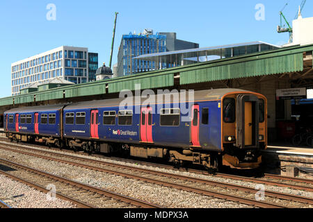 Primo grande Western treni classe 150 150219 a Cardiff Central Railway Station, South Wales, Regno Unito Foto Stock