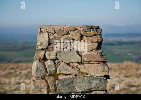 Il punto di innesco del pilastro sul vertice del piccolo Mell cadde, vicino a Penrith, Cumbria Foto Stock