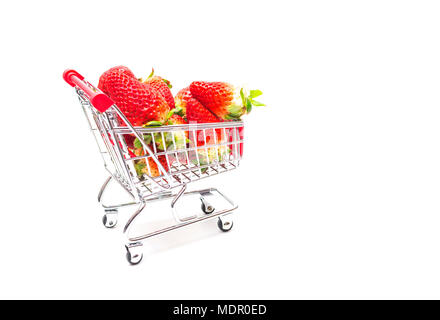 Acquisto di un fragole dal supermercato, fragole nel carrello, shoping carrello isolato su sfondo bianco Foto Stock