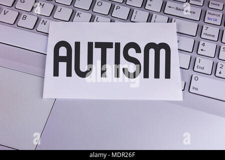 Conceptual la scrittura a mano che mostra l'autismo. Business photo vetrina di sensibilizzazione sull'Autismo condotta dal comitato sociale intorno al globo scritto White appiccicoso Foto Stock