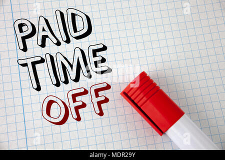 Testo della scrittura pagato tempo di spegnimento. Concetto significato vacanza con il pagamento completo prendere una vacanza di riposo scritto di guarigione Notebook marcatore carta accanto ad essa. Parte superiore Foto Stock