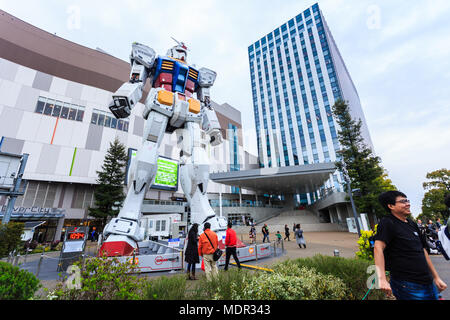 Tokyo, Giappone - Aprile 8, 2016: replica gigante Gundam spettacoli al DiverCity Tokyo Plaza, Odaiba, presso Tokyo, Giappone. È 18m di altezza la scultura del famoso Foto Stock