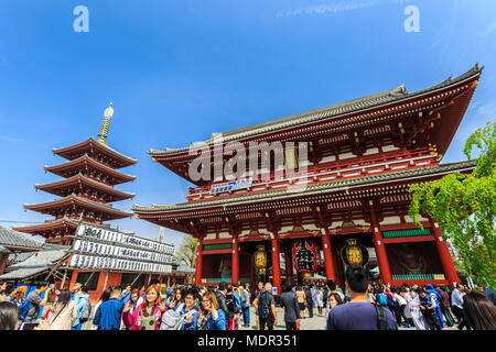 Tokyo, Giappone - 9 Aprile 2016: Visita Turistica Sensoji, noto anche come Tempio di Asakusa Kannon è un tempio buddista situato nel Tempio di Asakusa. Si tratta di uno dei Tokyo's Foto Stock