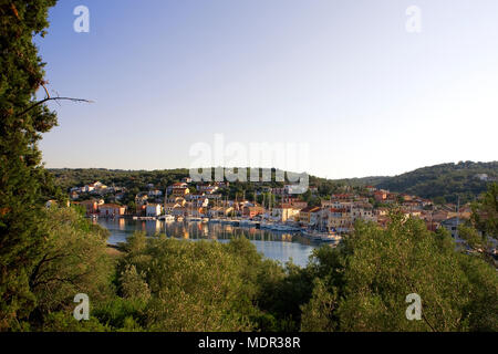 Gaios Harbour, dall'isolotto di Aghios Nikolaos, Paxos, Grecia Foto Stock