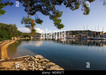 Gaios Harbour, dall'isolotto di Aghios Nikolaos, Paxos, Grecia Foto Stock
