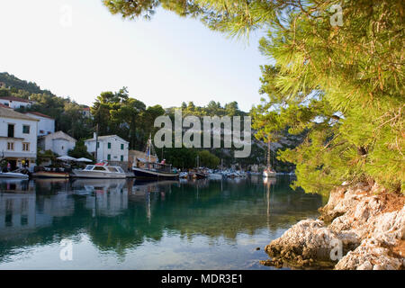 Gaios Harbour, dall'isolotto di Aghios Nikolaos, Paxos, Grecia Foto Stock