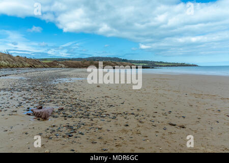 Una vista di yr Traeth Ora a Dulas su Anglesey, Galles del Nord Foto Stock