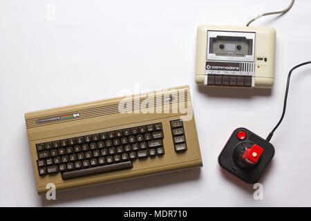 Commodore 64 computer, vista dall'alto, su sfondo bianco Foto Stock