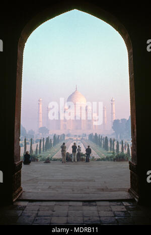 Agra, India; Taj Mahal visto attraverso archway Foto Stock