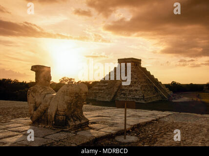 Chichen Itza, Yucatan, Messico; el Castillo con statua di Chacón Mool in primo piano al tramonto Foto Stock