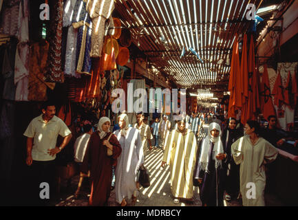 Marrakech, Marocco; slatted luce all'interno del souk. Marrakech è il più grande mercato tradizionale (souk) in Marocco. Foto Stock