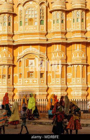 Jaipur, India; donne in strada di fronte all'Hawa Mahal, Palazzo dei venti. Foto Stock