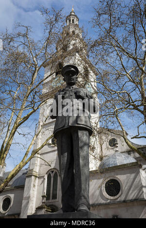 La statua della Royal Air Force AIR CHIEF MARSHAL Lord Dowding, al di fuori di San Clemente danesi (RAF) Chiesa, il 17 aprile 2018, a Londra, in Inghilterra. Hugh Caswall Tremenheere Dowding, primo Baron Dowding, GCB, GCVO, CMG (24 Aprile 1882 - 15 febbraio 1970) era un ufficiale della Royal Air Force. Ha servito come un pilota di caccia e poi come comandante di n. 16 Squadron durante la Prima Guerra Mondiale. Durante l'inter-anni di guerra divenne aria Comandante Area di combattimento, difesa aerea della Gran Bretagna e poi entrato a far parte del Consiglio d'aria come elemento di aria per la fornitura e la ricerca. Egli era Aria Comandante RAF Foto Stock