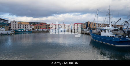 Guardando attraverso l'acqua al colorato storico magazzini di arenaria su Macquarie Wharf a Hobart waterfront , Tasmania, Australia Foto Stock