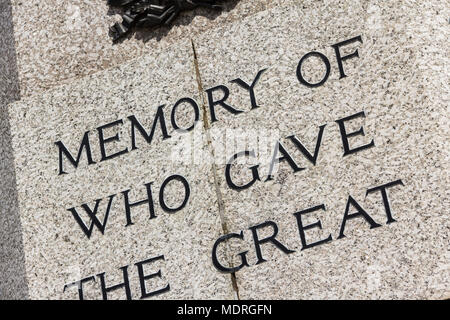 La sezione del testo (memoria, che ha dato grande) incisa sulla Prima Guerra Mondiale memorial a Bury, Greater Manchester. Foto Stock