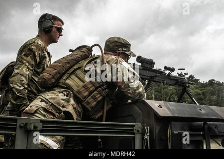 Stati Uniti Esercito Forze Speciali soldato assegnato al primo battaglione, 1a delle forze speciali Gruppo (airborne), incendi M249B weapon system down gamma. I soldati hanno partecipato all'arma le classi di familiarizzazione e la gamma delle qualifiche al fine di acquisire una conoscenza generale delle M249B weapon system. (Esercito degli Stati Uniti Foto di Spc Aghè, Aaron/rilasciato) Foto Stock