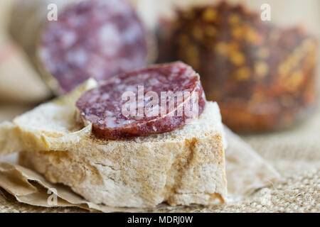 Fetta di salame caldo con schiacciato pepe caldo su un pezzo di pane Foto Stock