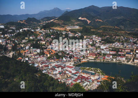 SAPA LAOCAI VIETNAM - NOV4,2017 : angolo alto vista di sapa town, sapa cittadina in provincia laocai è popolare destinazione di viaggio nel nord del Vietnam Foto Stock