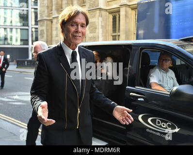 Sir Cliff Richard arriva a rotoli Building a Londra per la continua azione legale contro la BBC sulla copertura di un raid della polizia nel suo appartamento in Berkshire in agosto 2014. Foto Stock