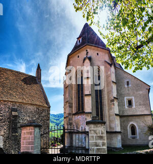 Pietra fortificata, la chiesa di St Michael, accanto al fiume Danubio in Weissenkirchen, nella valle di Wachau Foto Stock