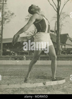 Discus thrower C O'Neill competere in un carnevale di atletica a. Posizione: Brisbane, Queensland, Australia Data: prive di data. Descrizione: atleta signor C. O'Neill ha vinto il pentathlon Discus, passi e giavellotto a una via e un campo di soddisfare a Lang Park. . Foto Stock