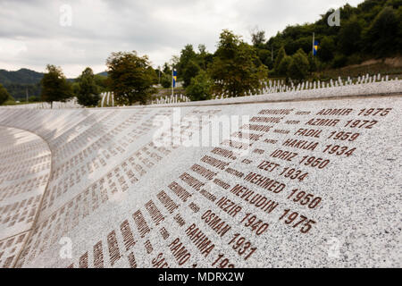 Srebrenica, Bosnia Erzegovina, 16 Luglio 2017: Potocari, Srebrenica Memorial e il cimitero per le vittime del genocidio Foto Stock