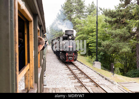 Mokra Gora, Serbia, 17 Luglio 2017: Attesa per la locomotiva a vapore controparte della cosiddetta "argan otto' a scartamento ferroviario del patrimonio. Foto Stock
