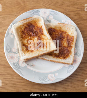 Marmite su toast sulla piastra Foto Stock