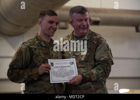 L'operazione Toy Drop è il 20° evento aereo combinato annuale Randy Oler Memorial condotto dall'US Army Civil Affairs & Psychological Operations Command (Airborne) il 1° dicembre 2017 presso Pope Air Field, Carolina del Nord. La documentazione fotografica d'archivio documenta i paracadutisti che ricevono certificati di apprezzamento durante la formazione su una stampa fotografica storica. Foto Stock