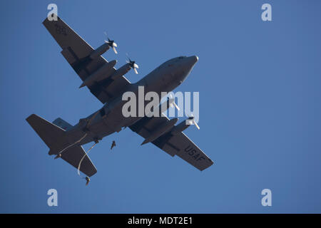 L'operazione Toy Drop 2017 è stata un'esercitazione multinazionale di addestramento aereo e beneficenza condotta il 1° dicembre 2017 presso la Sicily Drop zone, Fort Bragg, Carolina del Nord, ospitata dall'US Army Civil Affairs & Psychological Operations Command (Airborne). Le nazioni partecipanti includevano Colombia, Canada, Lettonia, Paesi Bassi, Svezia, Italia, Germania e Polonia. L'immagine di archivio registra la discesa in paracadute di massa durante l'evento annuale. Foto Stock
