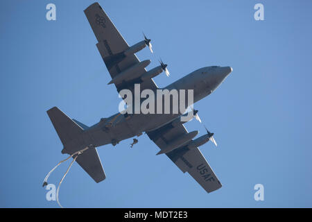 L'operazione Toy Drop 2017 è stata un'esercitazione multinazionale di addestramento aereo e beneficenza condotta il 1° dicembre 2017 presso la Sicily Drop zone, Fort Bragg, Carolina del Nord, ospitata dall'US Army Civil Affairs & Psychological Operations Command (Airborne). Le nazioni partecipanti includevano Colombia, Canada, Lettonia, Paesi Bassi, Svezia, Italia, Germania e Polonia. L'immagine d'archivio documenta i paracadutisti durante il 20° evento annuale. Foto Stock