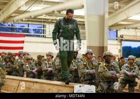 Dutch Sgt. Il Mag. Sebastiaan Kievith prepara U.S. Paracadutisti dell'esercito per loro saltare durante il ventesimo annuale di Randy Oler Memorial il funzionamento del giocattolo goccia, a papa Campo, North Carolina, Dicembre 2, 2017. Quest'anno, otto paesi partecipano ed essi includono; la Colombia, Canada, Lettonia, Paesi Bassi, Svezia, Italia, Germania e Polonia. Il funzionamento del giocattolo Drop, ospitato dall'U.S. Esercito degli affari civili e le operazioni psicologiche il comando (Airborne) è il più grande combinati airborne operazione condotta in tutto il mondo. L'evento consente di soldati la possibilità di allenarsi sul loro militari professionali di specialità, maintai Foto Stock