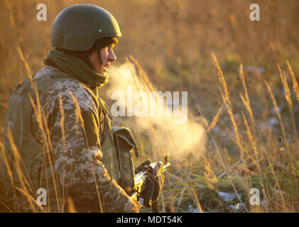 Yavoriv, Ucraina - soldati ukrainiens assegnato al primo battaglione, 92a Brigata meccanizzata, partecipare a una serie di plotone live-fire esercizi qui 1 dic. Durante l'esercizio il gruppo impegnato obiettivi dal loro BTR-4 personale blindato vettori prima di scendere e di ledere i rimanenti obiettivi sul piede. (U.S. Esercito foto di Sgt. Alexander rettore) Foto Stock