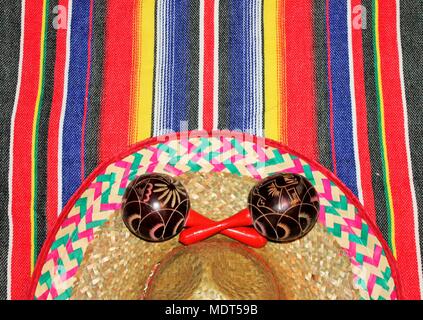 Il poncho messicano sombrero maracas sfondo tema del Messico, stock photo tema con copia dello spazio- stock, foto, fotografia, immagine, immagine Foto Stock